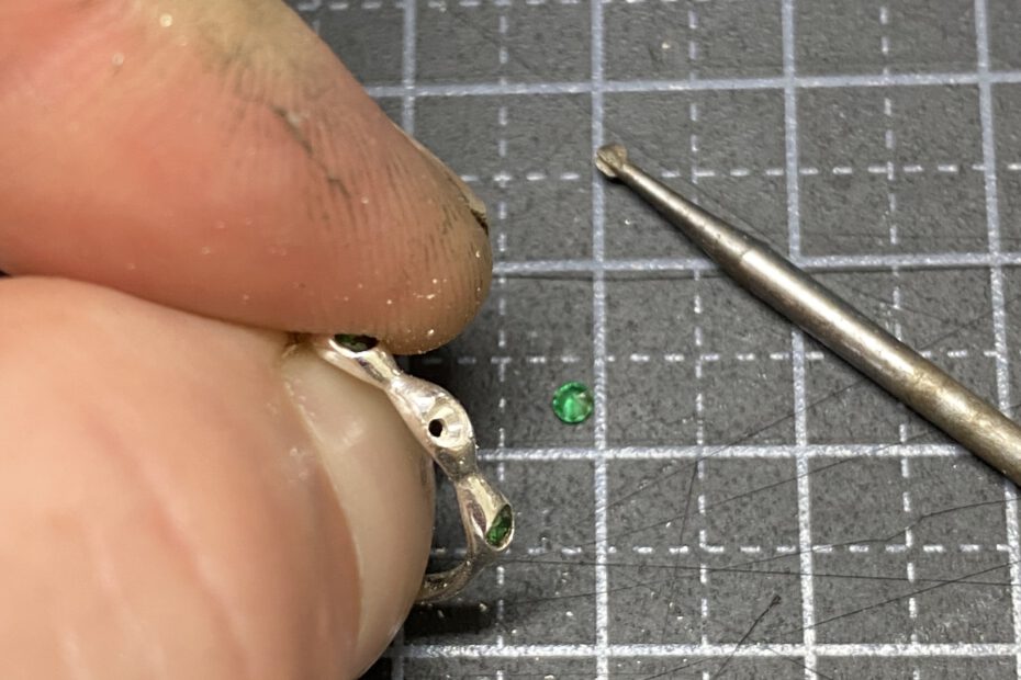 reparatie ring losse steen zetten